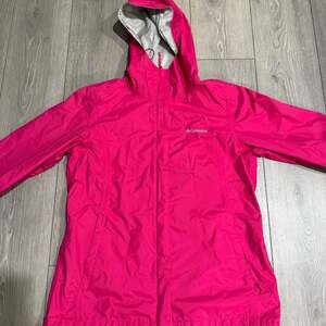 Columbia Women's Arcadia II Hooded Rain Jacket Wild Geranium Pink